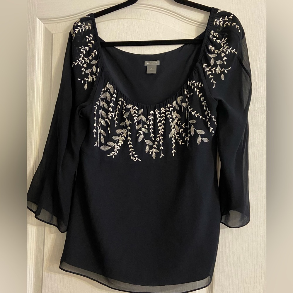 Ann Taylor Navy & Embroidered Ivory Flower 3/4 Sleeve Blouse Size 8